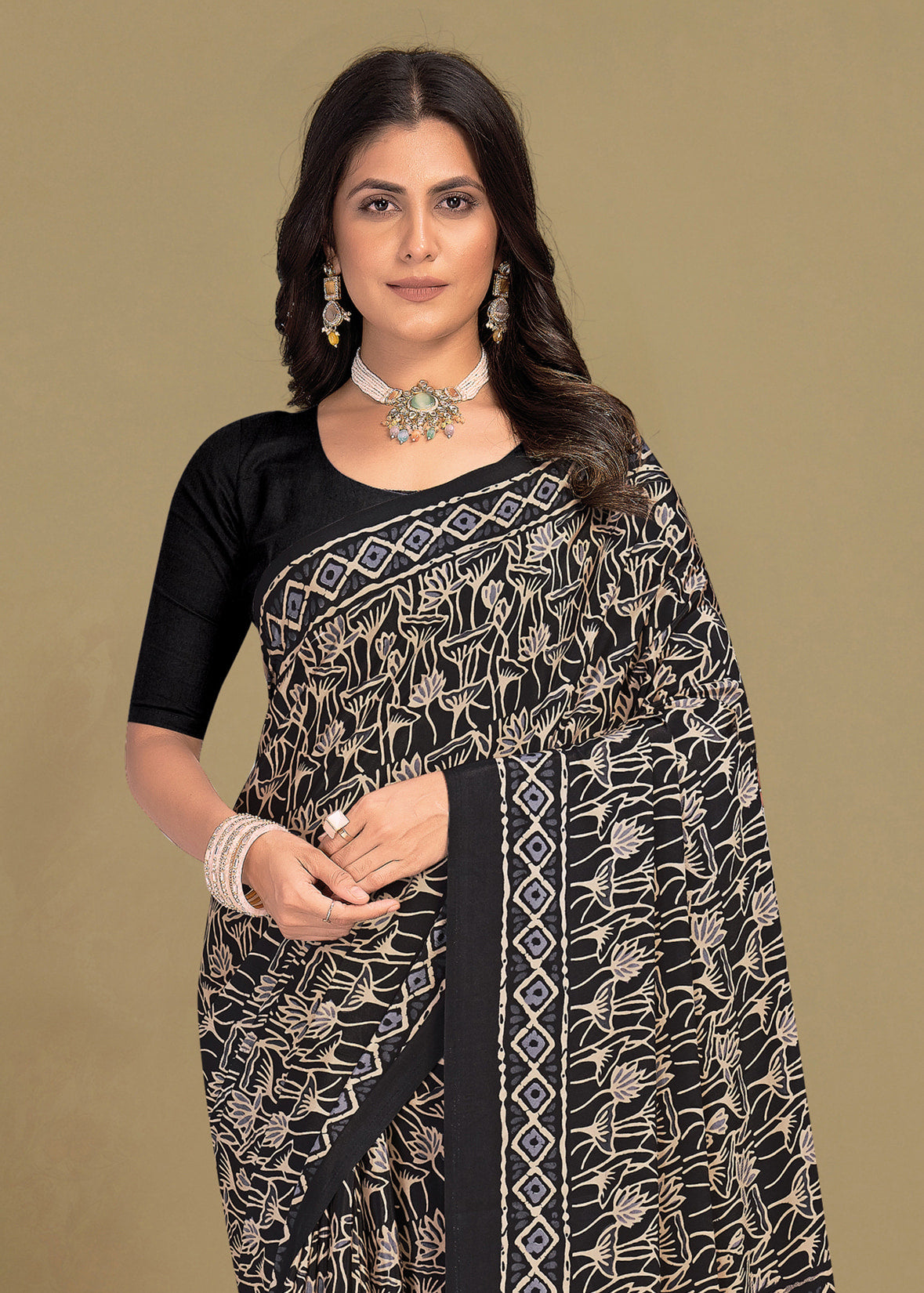 Art Cotton Silk Saree in Black with Floral Prints and a Bold Solid Border - IQTARA PRINT 1248-C Black Modeling 2