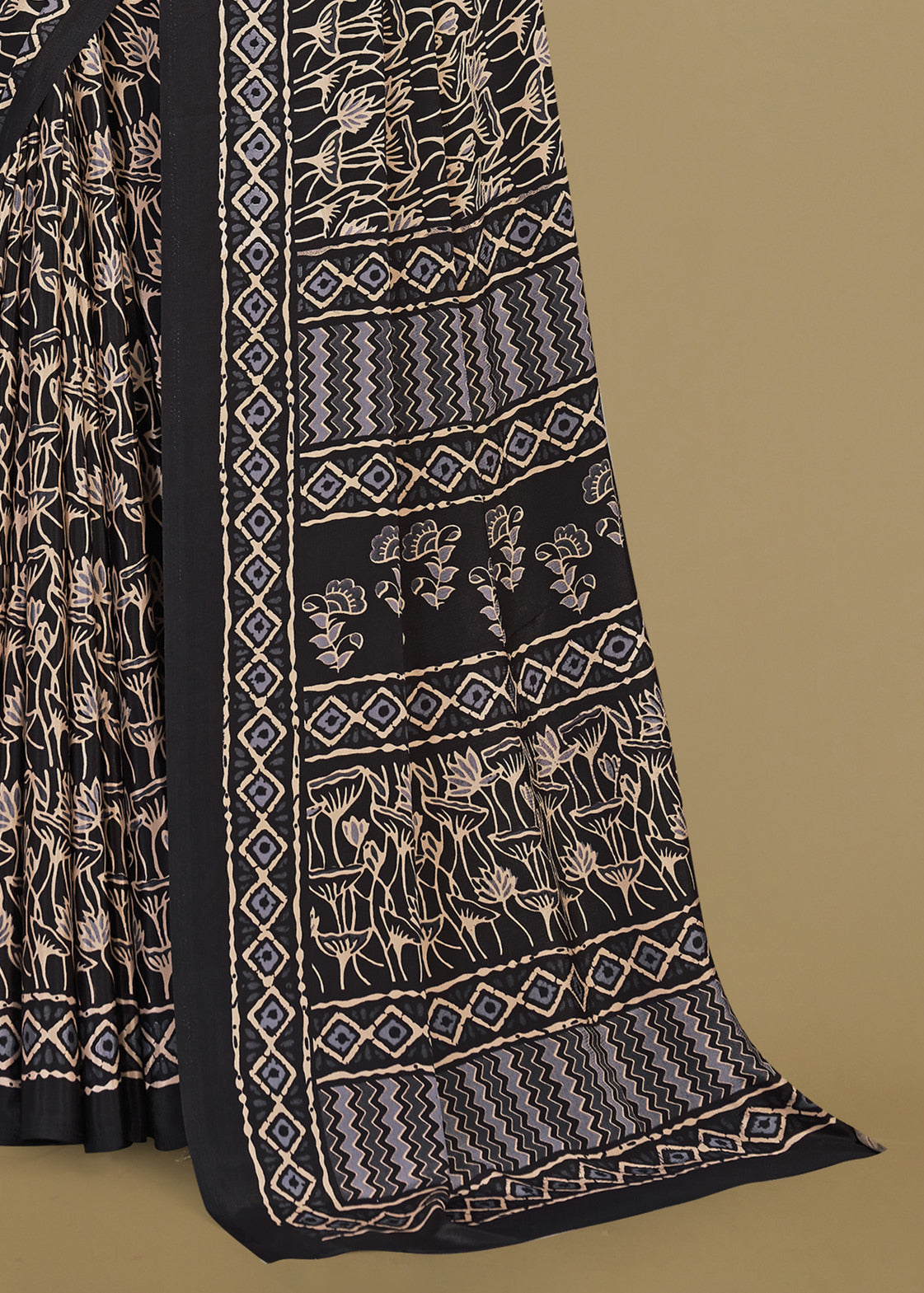 Art Cotton Silk Saree in Black with Floral Prints and a Bold Solid Border - IQTARA PRINT 1248-C Black Modeling 4